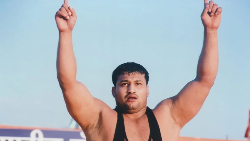 दादा गटाच्या निमंत्रण जाळ्यातून पैलवान निसटले , चंद्रहार पाटलांचे थांबा व पहा धोरण Ajit Pawar invitation to wrestler Chandrahar Patil sangli political