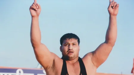 दादा गटाच्या निमंत्रण जाळ्यातून पैलवान निसटले , चंद्रहार पाटलांचे थांबा व पहा धोरण Ajit Pawar invitation to wrestler Chandrahar Patil sangli political