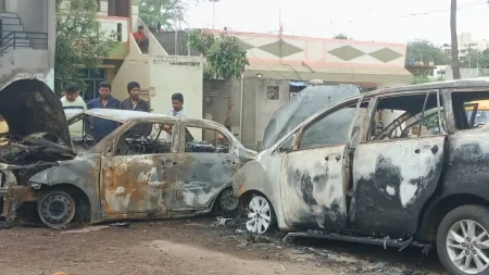 जत शहरात अज्ञाताने चारचाकी दोन वाहने पेटवली Two four-wheelers were set on fire by unknown persons in Jat city sangli marathi news