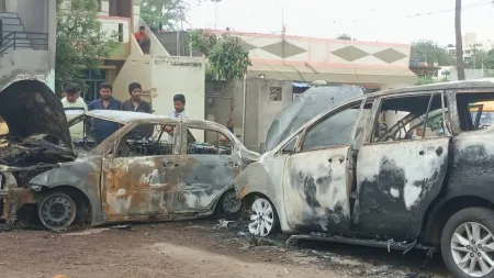 Two four-wheelers were set on fire by unknown persons in Jat city sangli marathi news
