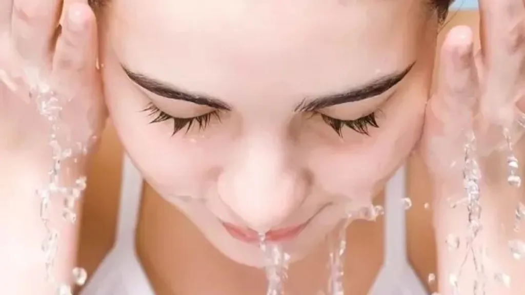 Skin Care Tips : गरम पाण्याने चेहरा स्वच्छ करताय? Clean the face with warm water skin care marathi tips