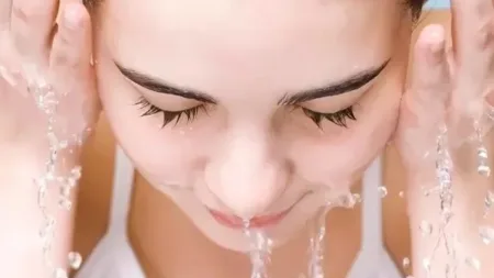 Skin Care Tips : गरम पाण्याने चेहरा स्वच्छ करताय? Clean the face with warm water skin care marathi tips