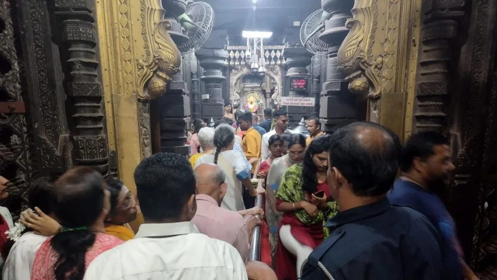 चांदीच्या उंबऱ्यापासून अंबाबाईच्या दर्शनासाठी गर्दी,पहाटेपासून भाविकांना प्रवेश Ambabai Darshan of Silver Umbar devotees for darshan