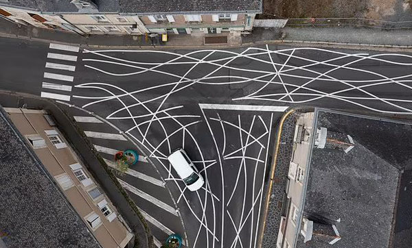 फ्रान्सच्या शहरातील रस्त्यांवर अजब रेषा Strange lines on French city streets
