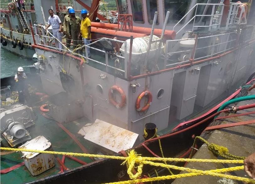 कारवारमध्ये जहाजाला आग, जीवितहानी टळली A ship caught fire in Karwar