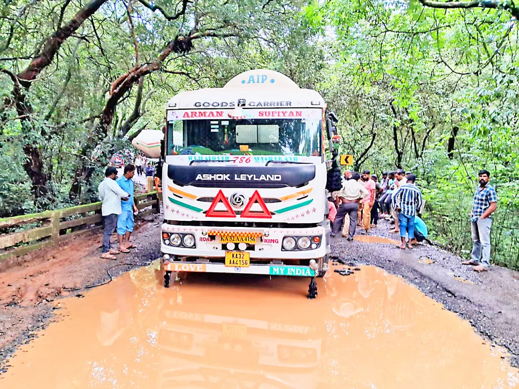 बेळगाव-चोर्ला-गोवा वाहतूक 5 तास ठप्प