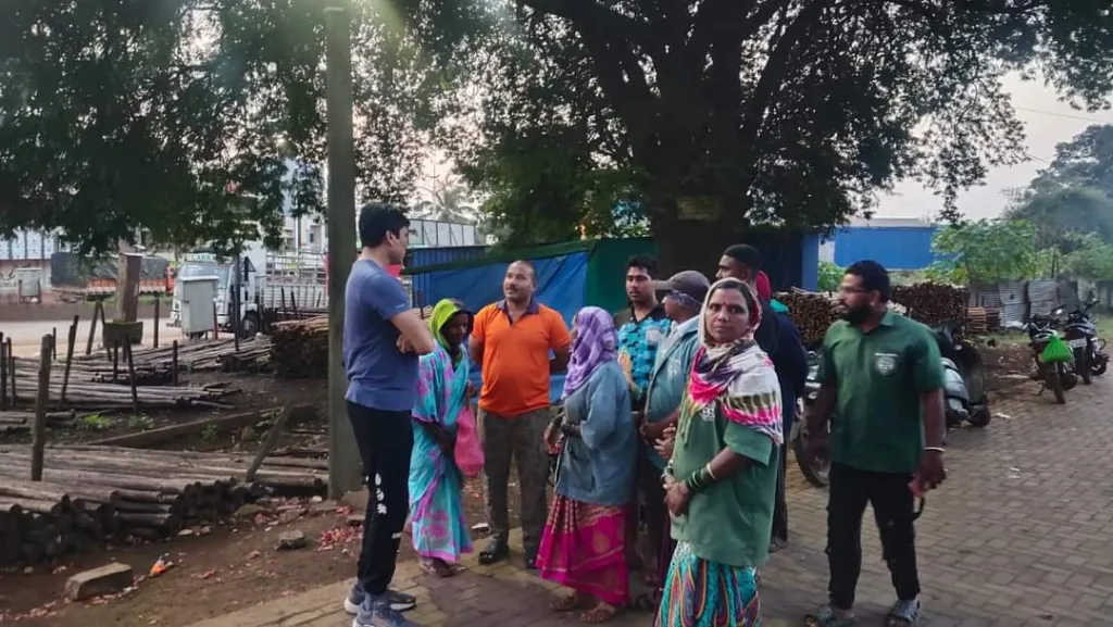 कचरा वाहन शाखेला आयुक्तांची पहाटे साडेचार वाजता भेट Commissioner's visit to waste vehicle branch at 4:30 am