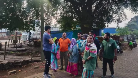 कचरा वाहन शाखेला आयुक्तांची पहाटे साडेचार वाजता भेट Commissioner's visit to waste vehicle branch at 4:30 am