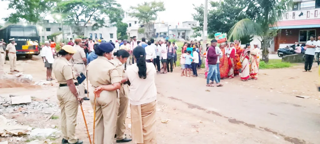 धामणे-कुरबरहट्टीत पुतळा उभारण्याचा प्रयत्न पोलिसांनी हाणून पाडला Attempts to erect a statue in Dhamane-Kurbarhatti were foiled by the police