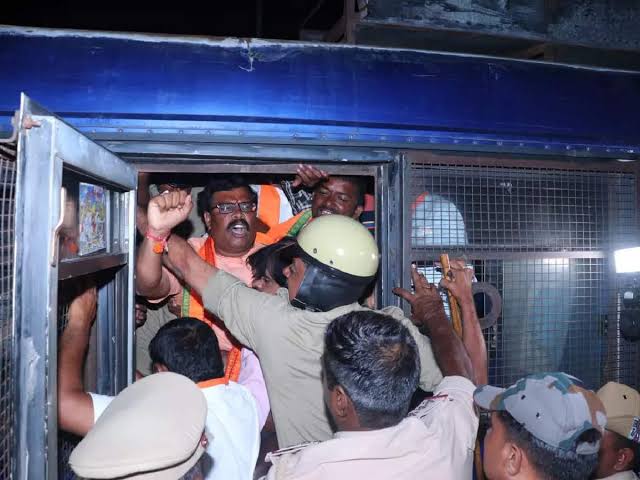 शिवपुतळा हटविल्याने बागलकोटमध्ये तणाव Tension in Bagalkot due to removal of Shivarai statue