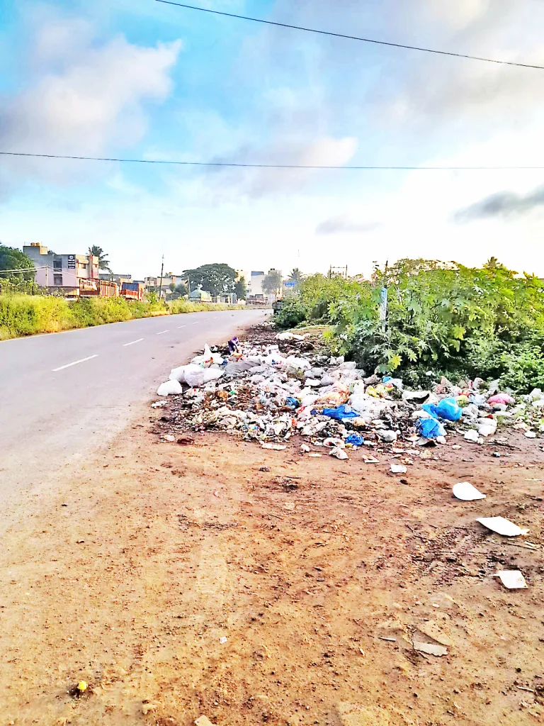 पिरनवाडी येथे महामार्गाच्या शेजारी कचऱ्याचा ढीग Garbage piled up next to the highway at Piranwadi