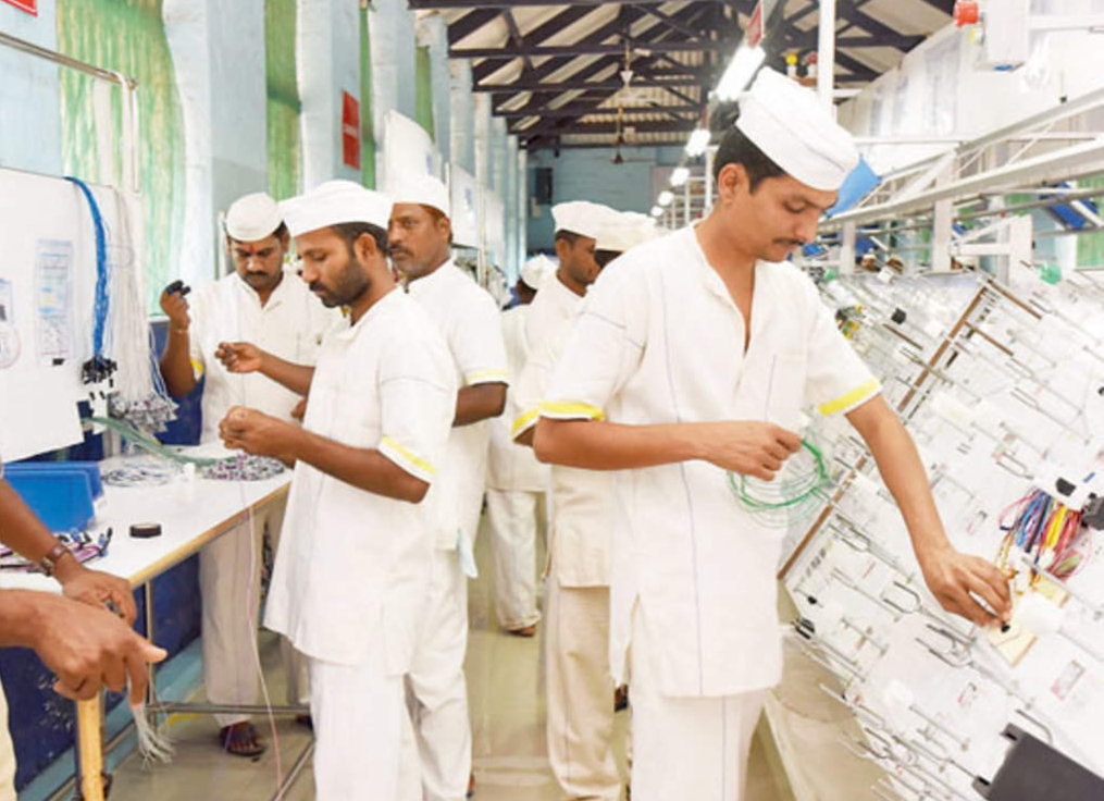 राज्यभरातील सात हजार कैद्यांना पगारवाढ