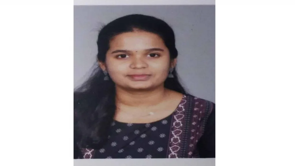 S R M कॉलेजच्या सिद्धी परब हिला पुणे विद्यापीठातून सुवर्णपदक