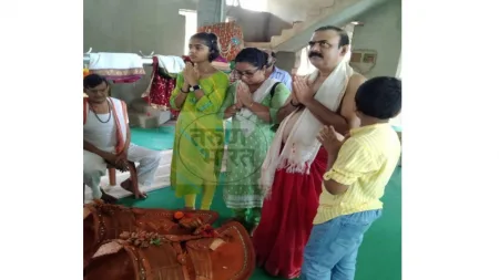 अभिनेते मकरंद अनासपुरेंनी वेतोबा चरणी अर्पण केला चप्पल जोड !