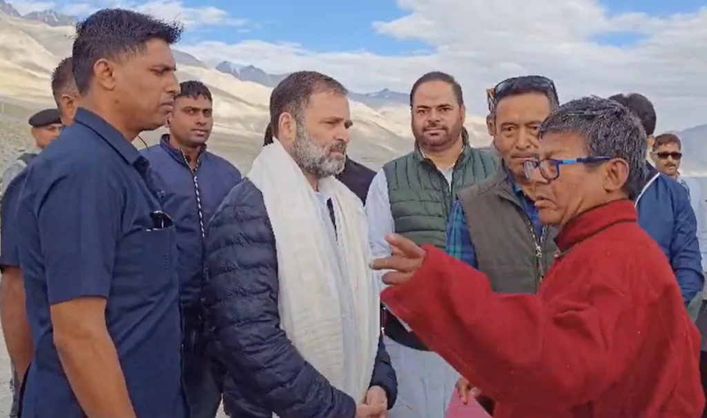 चीनकडून भारतीय भूमीवर कब्जा : राहुल गांधी चीनकडून भारतीय भूमीवर कब्जा : राहुल गांधी