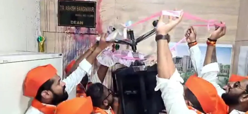 पुणे मनपाच्या वैद्यकीय महाविद्यालयात मनसेची तोडफोड MNS vandalized Pune Municipal Medical College