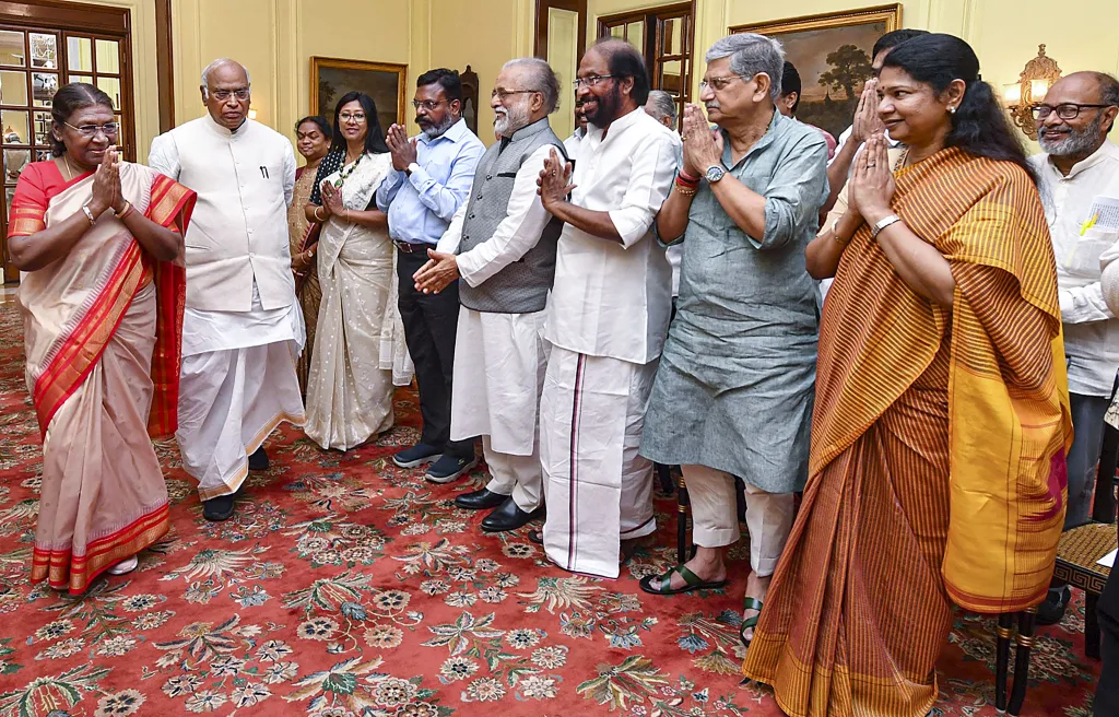 ‘इंडिया’चे शिष्टमंडळ राष्ट्रपतींच्या भेटीला Delegation of 'India' to meet the President