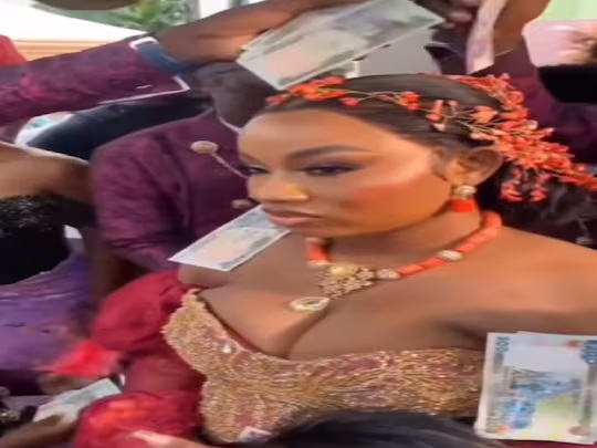 नववधू हसेपर्यंत नोटांची बरसात The bride is showered with notes until she laughs