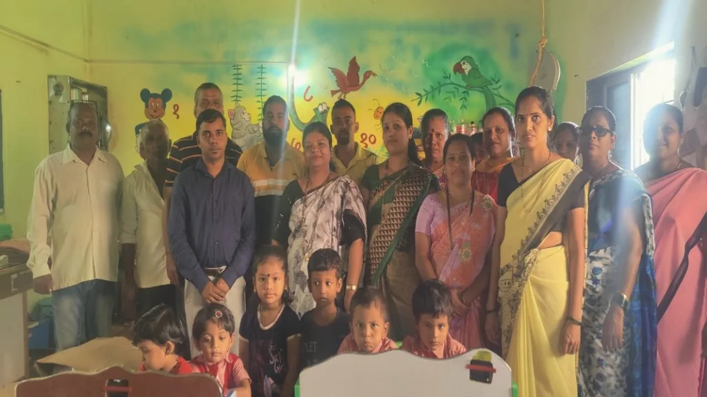 कवठणी येथील अंगणवाडीला बेंच वाटप !