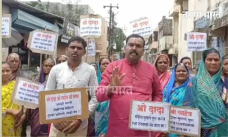 Sangli : महिलांसाठी स्वच्छतागृह मागणीसाठी जतमध्ये ‘भिकमाग’ आंदोलन Sangli Jat 'Bhikmag' movement