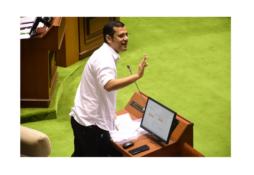 आमदार वेतनावरुन काँग्रेसमध्ये फूट Split in Congress over MLA salary