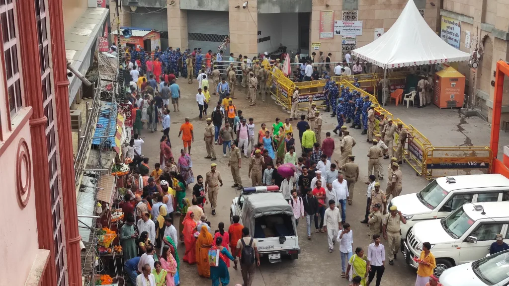 तिन्ही घुमटांचे सर्वेक्षण ‘एएसआय’कडून सुरू Survey of all the three domes started by 'ASI'