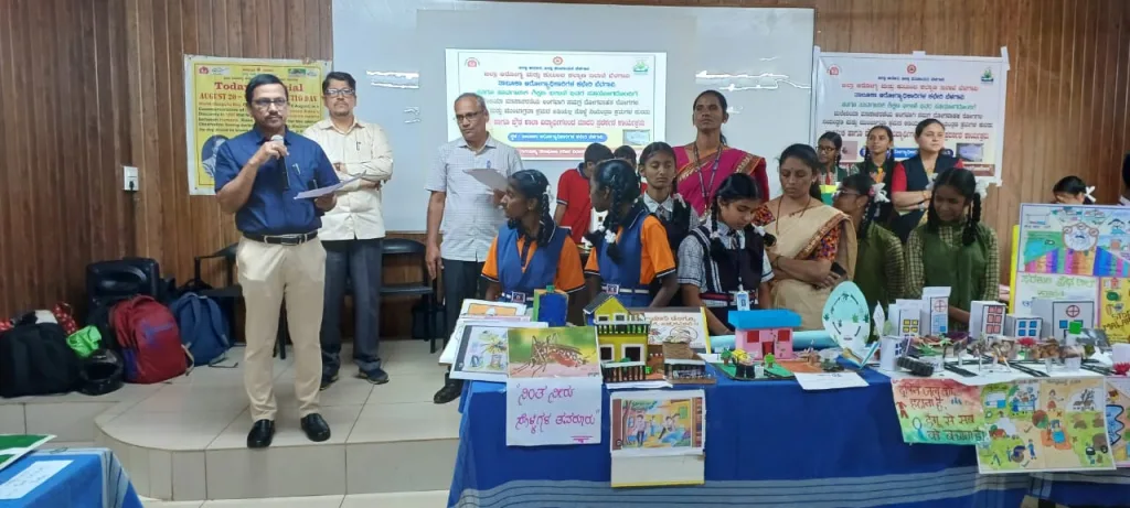 डास प्रतिबंधक दिनानिमित्त नियंत्रण प्रात्यक्षिकेचे आयोजन Conducting a control demonstration on the occasion of Mosquito Prevention Day