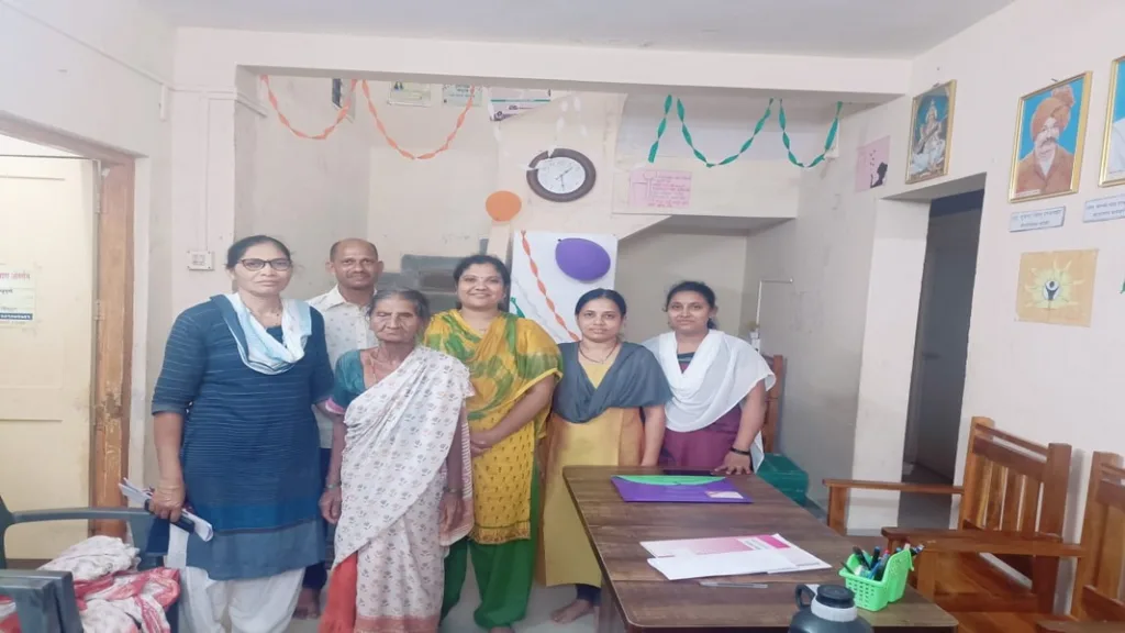 ”त्या” मुखबधीर वृद्धेला मिळाला सखी केंद्राचा आधार