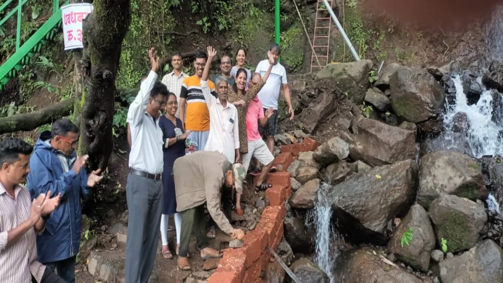 बाहुबली धबधब्याचा मंत्र्यांच्या आधीच केला परपोली ग्रामस्थांनी शुभारंभ !