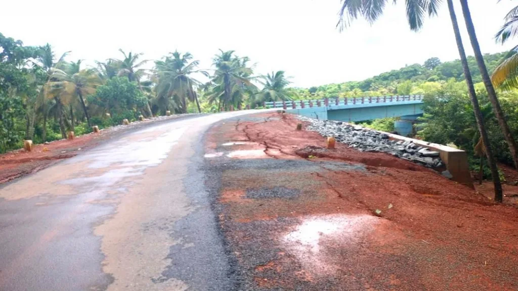 तळवणे- वेळवेवाडी पुलाचा भराव खचला | रस्त्याला धोका