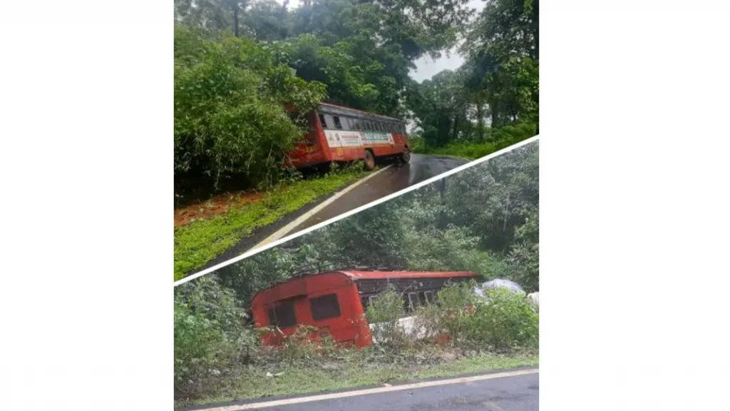 एकमेकांना बाजू देताना २ बसमध्ये अपघात । बस घळणीत कलंडल्या