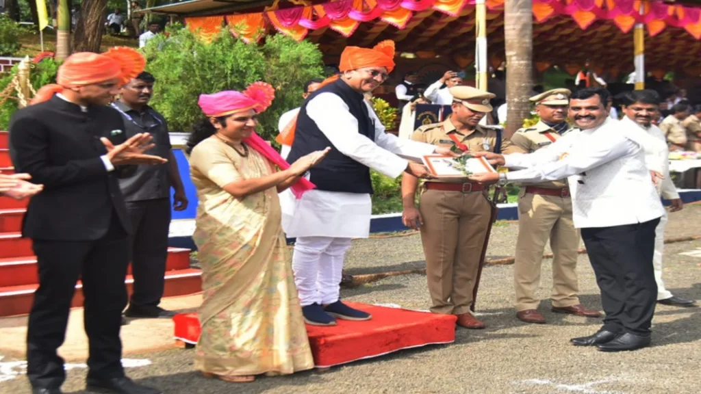 दाणोली सजाचे तलाठी सचिन चितारे यांचा उत्कृष्ट तलाठी म्हणून गौरव