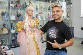 बाहुल्या जमा करण्याचा छंद A hobby of collecting dolls