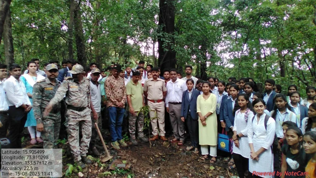 स्वातंत्र्यदिनानिमित्त वन विभाग सावंतवाडी व गवाणकर कॉलेजकडून वृक्षारोपण