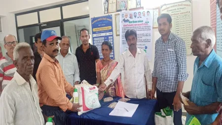 केसरी येथे शेतकऱ्यांना खते, बियाणे व भरडधान्य वितरण