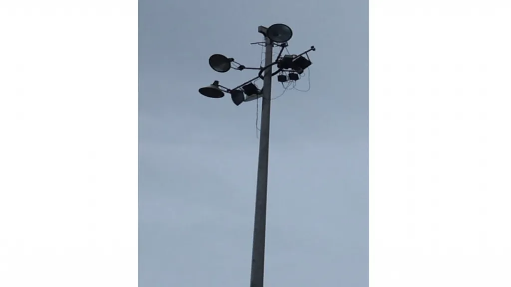 झाराप झिरो पॉईंट येथील हायमास्टवरील दिवे लोंबकळतायत !