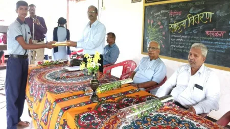 मळगाव इंग्लिश स्कूल मळगाव मध्ये शैक्षणिक साहित्याचे वितरण