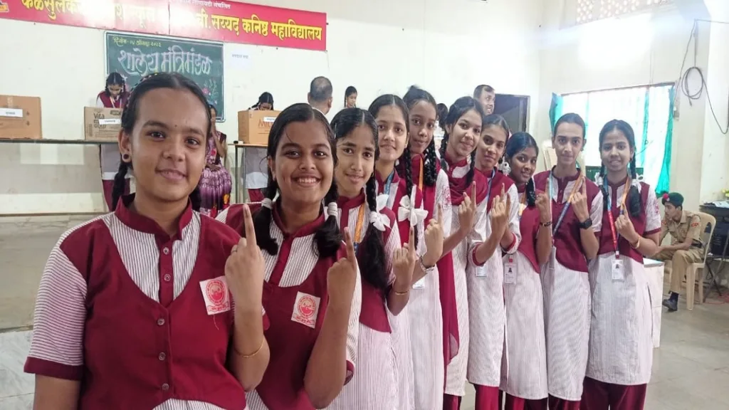 कळसूलकर इंग्लिश स्कूलच्या विद्यार्थ्यांनी घेतला सार्वत्रिक निवडणुकीचा अनुभव