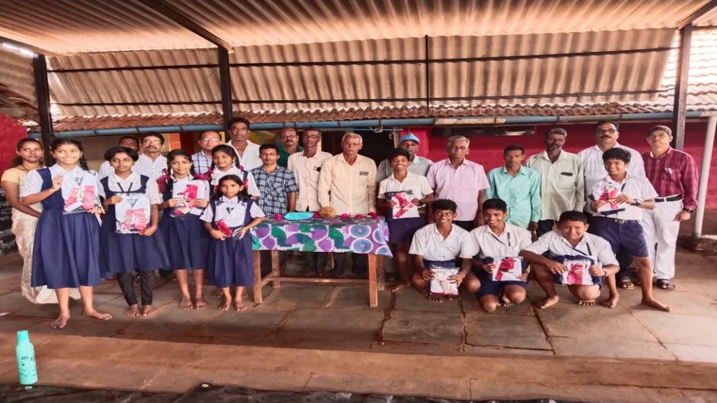 रामेश्वर देवस्थान कांदळगावच्या वतीने विद्यार्थ्यांना गणवेश वाटप