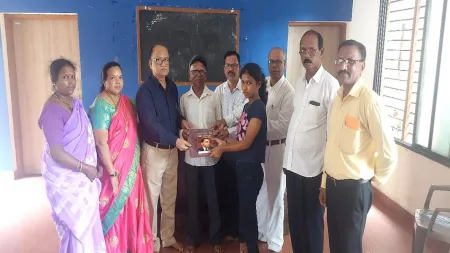 पितृछत्र हरवलेल्या तीन विद्यार्थ्यांच्या शिक्षणासाठी मदतीचा हात