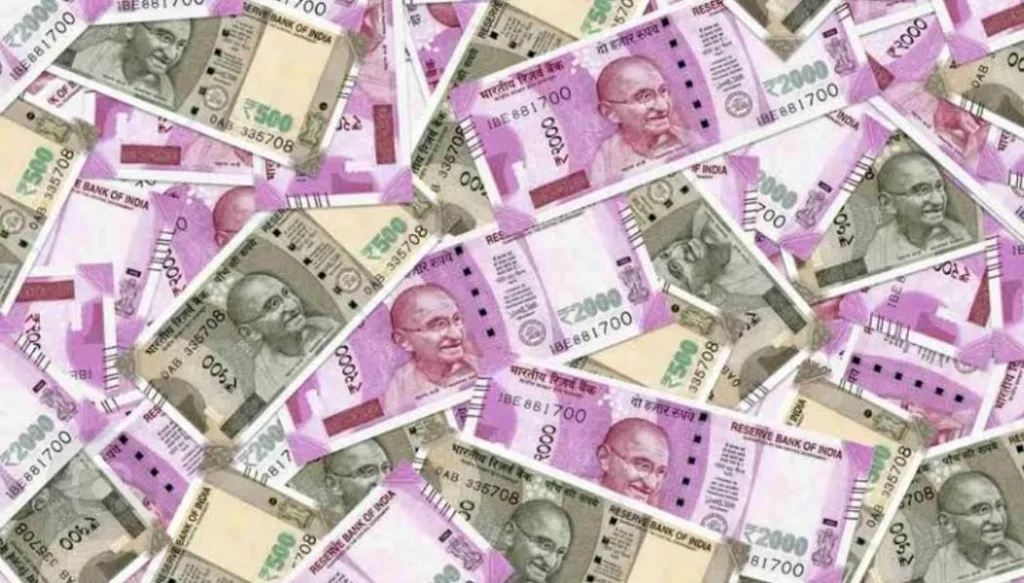 नोयडामध्ये 3.80 लाख रुपये जप्त 3.80 lakh seized in Noida