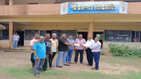 आचरा- पिरावाडी हायस्कुलला मुज्जफर मुजावर यांच्याकडून शैक्षणिक मदत