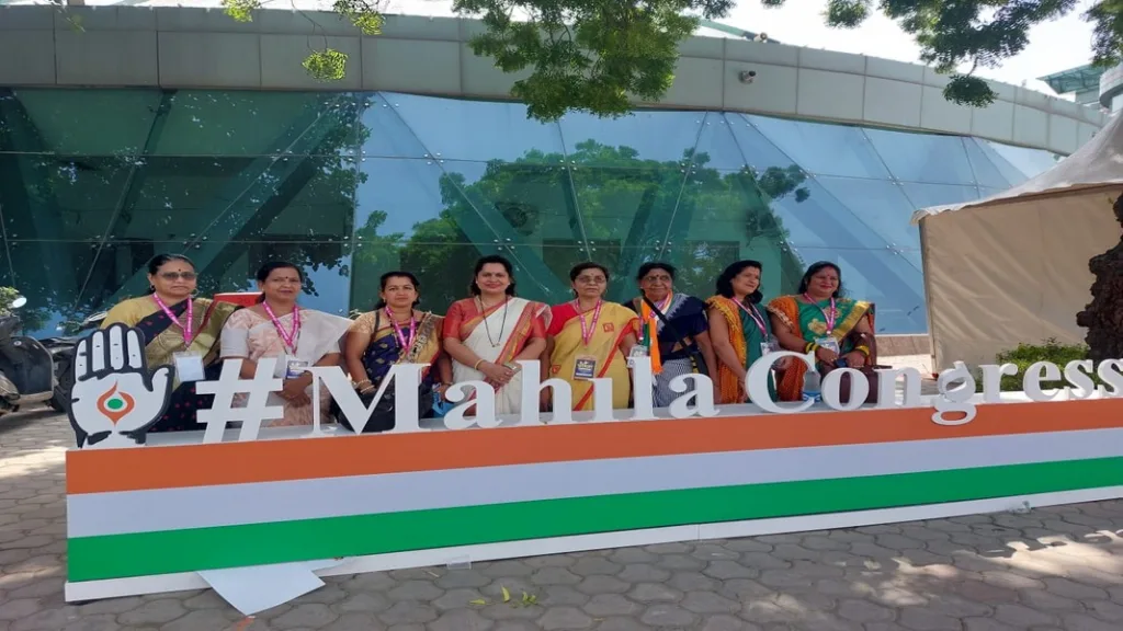 अखिल भारतीय काँग्रेस अधिवेशनात सिंधुदुर्गातील महिला काँग्रेस पदाधिकाऱ्यांचा सहभाग