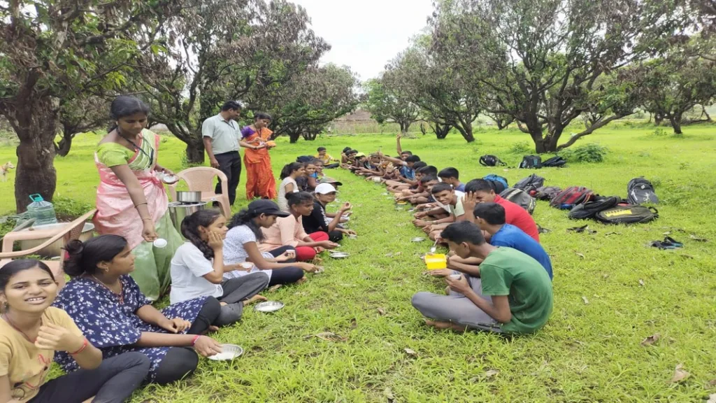 भरतगड स्कुलच्या विद्यार्थ्यांची ‘बांधावरची शेतीशाळा’!