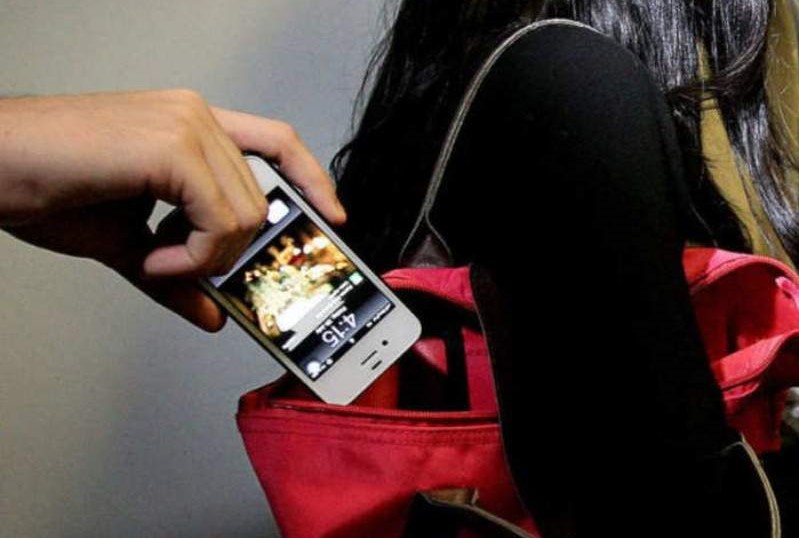 Mobile thieves are rampant in the market