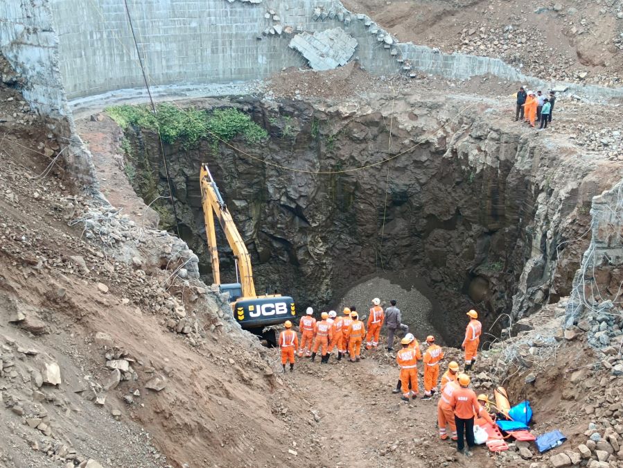 search for the missing laborers in the Indapur accident fourth day