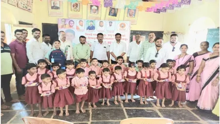 निरवडे अंगणवाडीतील मुलांना शैक्षणिक साहित्याचे वितरण