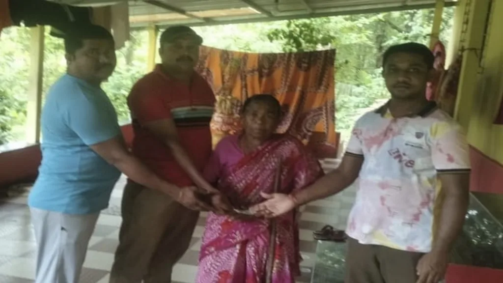 युवा वर्गमित्राच्या पश्चात कुटुंबीयांना मदतीचा हात !