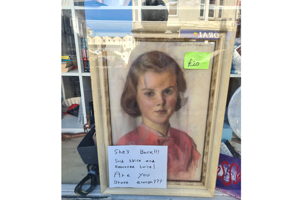 शापित चित्राला स्वीकारण्यास लोकांचा नकार People's refusal to accept the cursed picture