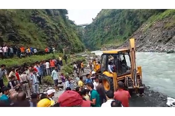 7 dead including 6 cops as Bolero plunges into rive
